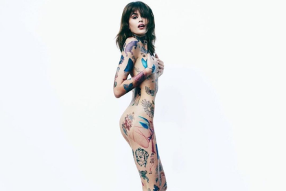 «Το alter ego μου»: H Kaia Gerber ποζάρει γυμνή με δεκάδες tattoos στο κορμί της