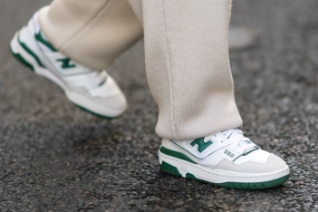 Τα viral sneakers που θα φορούν όλες την άνοιξη του 2022