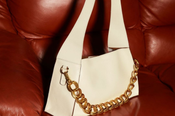 Αυτή η τσάντα είναι το νέο obsession item των Γαλλίδων (και όχι μόνο)