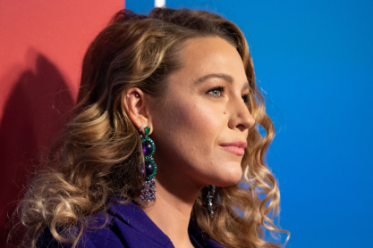 Blake Lively: Φόρεσε μοβ κοστούμι και έφερε τον αέρα old Hollywood που την χαρακτηρίζει πίσω στο κόκκινο χαλί