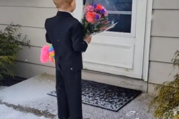 5χρονος πήγε στην αγαπημένη του για να τις δώσει λουλούδια, γλυκά και αρκουδάκι για του Αγ. Βαλεντίνου