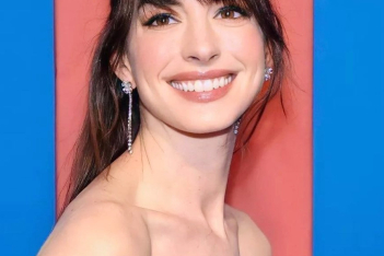 Η Anne Hathaway είναι η βασίλισσα των curtain bangs