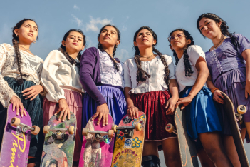 ImillaSkate: Οι νεαρές skaters της Βολιβίας κάνουν το χόμπι τους αφήγημα της κληρονομιάς τους