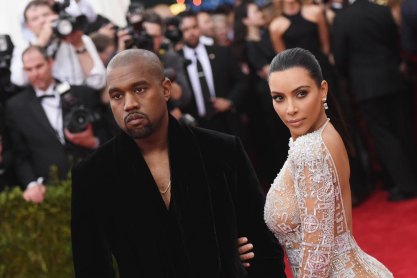 Ο Kanye West παρακαλά ξανά την Kim να επιστρέψει, ξανά μέσω Instagram και όλοι νιώθουμε, ξανά, άβολα