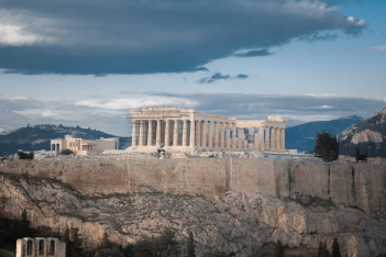 Economist: H Ακρόπολη στη λίστα με τις πιο ολέθριες παρεμβάσεις σε μνημεία της Ευρώπης