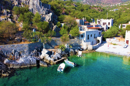 Αλύπα: Η «κρυφή» παραθαλάσσια γωνιά της Μάνης που πρωταγωνίστησε στον διεθνή κινηματογράφο
