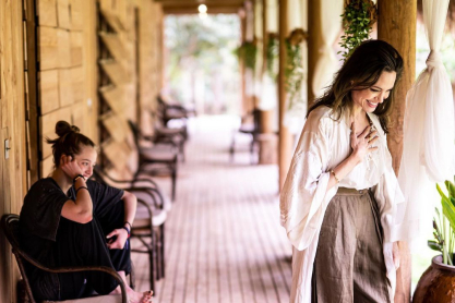 H Angelina Jolie και η Shiloh σε μια αυθεντικά τρυφερή στιγμή, στο ταξίδι τους στην Καμπότζη για την UNESCO