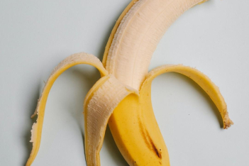 Γιατί είναι καλό να τρώτε μια μπανάνα κάθε βράδυ πριν κοιμηθείτε;