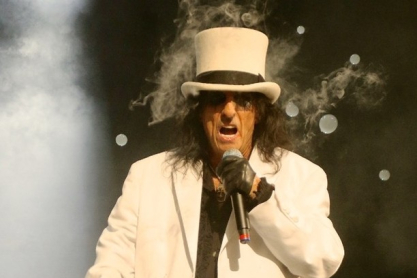 Alice Cooper: Οι άγνωστες πτυχές της ταραχώδους καριέρας του «νονού της shock rock»