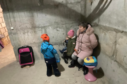 «Παίξαμε με τα παιδιά το παιχνίδι "ποιος θα φτάσει πρώτος στο υπόγειο"»: Ανταποκριτής στο Κίεβο περιγράφει την πρώτη μέρα του πολέμου