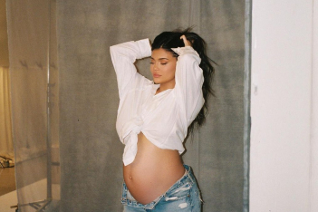 Η Kylie Jenner γέννησε και το ανακοίνωσε με μια γλυκιά φωτογραφία