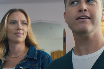 Το ζευγάρι Scarlett Johansson & Colin Jost πρωταγωνιστούν στην ξεκαρδιστική διαφήμιση για το Super Bowl