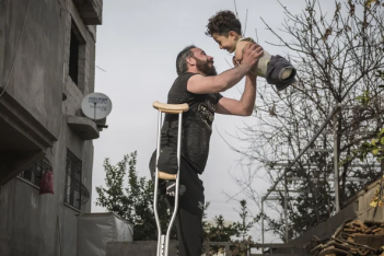 Flying high: Πώς η φωτογραφία ενός Σύριου πατέρα με τον γιο του άνοιξε τον δρόμο για μια νέα ζωή στην Ιταλία