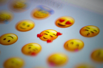 Ο λόγος που πρέπει να σταματήσεις να στέλνεις emojis στην δουλειά (αν θες συνεχίσεις να να έχεις)