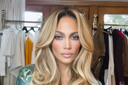 Η JLo φόρεσε το κομψό και άνετο φόρεμα μέσα στο οποίο ευχόμαστε να περάσουμε όλο το καλοκαίρι