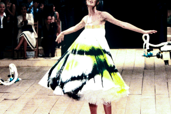 McQueen: H Sarah Burton απέτινε φόρο τιμής στην πιο εμβληματική σκηνή στην ιστορία της μόδας, με ροκανίδια και μανιτάρια 