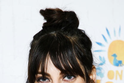 Curtain Bangs: 6 celebrities επιβεβαιώνουν πως είναι το πιο hot haircut για την άνοιξη 