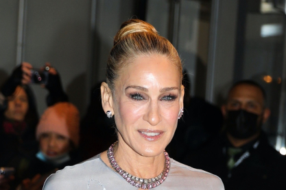 H Sarah Jessica Parker δίνει το Oscar de la Renta φόρεμά της για φιλανθρωπικό σκοπό