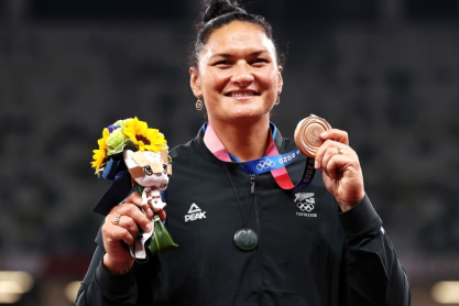 Βάλερι Ανταμς: Η Μαορί πρωταθλήτρια της σφαιροβολίας κρέμασε τα σπάικς της