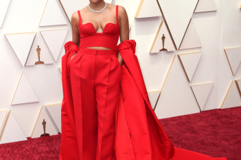 Oscars 2022: Η Ariana DeBose έγινε η πρώτη ανοιχτά queer μαύρη Λατίνα με Oscar Β' Γυναικείου Ρόλου