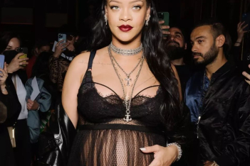 Η Rihanna στο show του Dior έδειξε, πάλι, πώς πρέπει να ντύνεται μια έγκυος: Όπως θέλει
