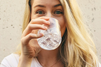 6 απροσδόκητοι λόγοι για τους οποίους διψάτε συνέχεια