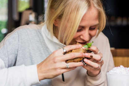 Γιατί νιώθετε φουσκωμένοι και έχετε αέρια μετά το φαγητό και τι μπορείτε να κάνετε