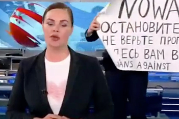 Ρωσίδα δημοσιογράφος εισβάλει σε δελτίο ειδήσεων με πλακάτ κατά του πολέμου: «Σας λένε ψέματα εδώ»