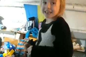 Ένα μικρό κορίτσι τραγουδά "Frozen" σε καταφύγιο της Ουκρανίας και δίνει ελπίδα σε όλους μας