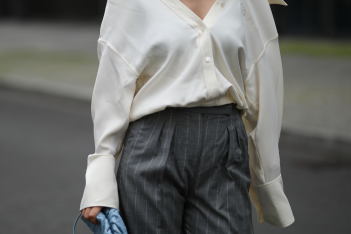 Πρόβλεψη: To 2022 τα fashion girls θα απαρνηθούν το τζιν τους για αυτό το παντελόνι