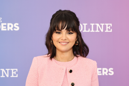 Η Selena Gomez φόρεσε δύο από τις μεγαλύτερες τάσεις της σεζόν σε ένα outfit