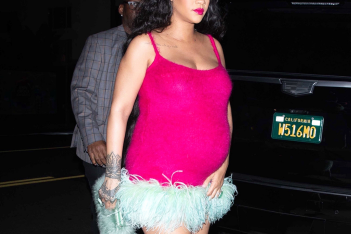 Η Rihanna τα δίνει όλα στο τελευταίο της maternity look, με φτερά, γούνα και hot pink combo