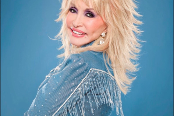 Η Dolly Parton αποκαλύπτει τα μυστικά ομορφιάς της - Ξυπνάει ξημερώματα και λατρεύει το skincare 