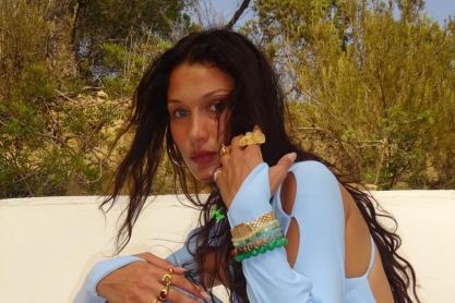 Η Bella Hadid φόρεσε το απόλυτο Υ2Κ αξεσουάρ μαλλιών και μας έκανε πάλι έφηβες