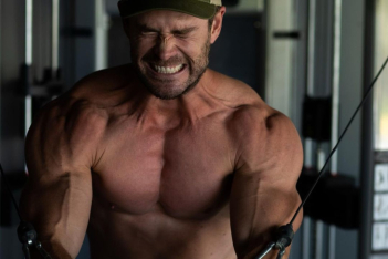 Ο Chris Hemsworth σου δείχνει την προπόνηση που κάνει για έξτρα μύες