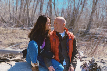 Bruce Willis και Emma Heming σε μια τρυφερή φωτογραφία μετά την ανακοίνωση για την αφασία