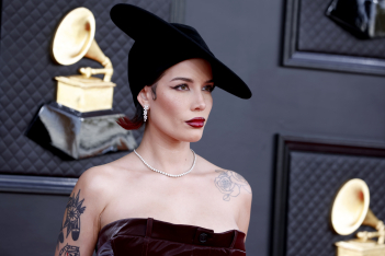Grammy Awards 2022: Τα beauty looks που έκλεψαν τις εντυπώσεις