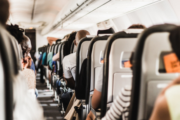 Αεροπορικά ταξιδια: Ποσο ασφαλή ειναι αν δεν φορούν ολοι μασκα;