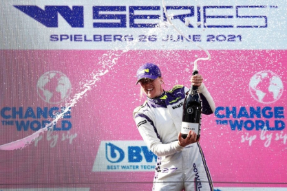 Άλις Πάουελ: Μία Αλίκη στις πίστες των θαυμάτων