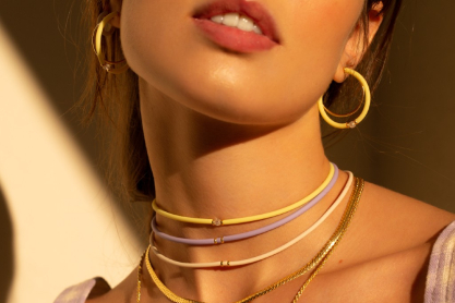 Χρωματιστά κοσμήματα. Η παιχνιδιάρικη τάση που θα απογειώσει τα ανοιξιάτικα/καλοκαιρινά look μας