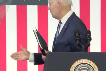 Ο Joe Biden δίνει το χέρι στον αέρα, σε άλλη μια viral άτυχη στιγμή του