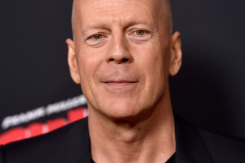 Bruce Willis: Έβλεπαν εδώ και χρόνια τις ενδείξεις για αφασία – Τον εκμεταλλεύονταν για το κέρδος;