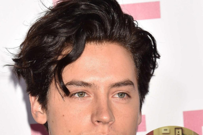 Ο Cole Sprouse μιλά για το τραύμα που κουβαλούν οι child actors και υπερασπίζεται τις συναδέλφους του