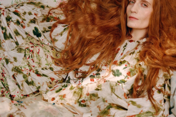 H Florence Welch επέστρεψε: Ο νέος δίσκος, τα 8 χρόνια νηφαλιότητας και η σκέψη για μητρότητα