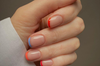 Το γαλλικό manicure με χρώμα μας φτιάχνει τη διάθεση