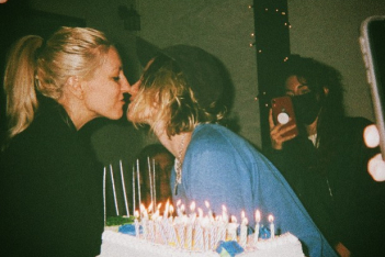 H Kristen Stewart είχε γενέθλια και η αρραβωνιαστικιά της τής ευχήθηκε με ένα φιλί
