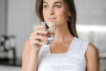 Ήπιατε 8 ποτήρια νερό σήμερα; O μύθος που πρέπει να καταρριφθεί 