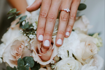 10 νυφικά manicure που ξεφεύγουν από τα συνηθισμένα