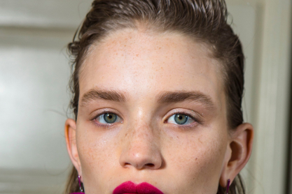 H hot απόχρωση κραγιόν που θα κυριαρχήσει το καλοκαίρι