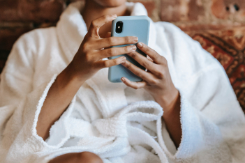 To κινητό σας είναι το πιο βρώμικο πράγμα που αγγίζετε καθημερινά - Πώς θα το καθαρίσετε